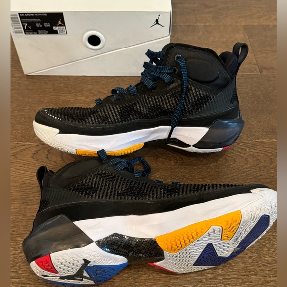 ** SOLD**Air Jordan XXXVII youth size 7 - Picture 8 of 10